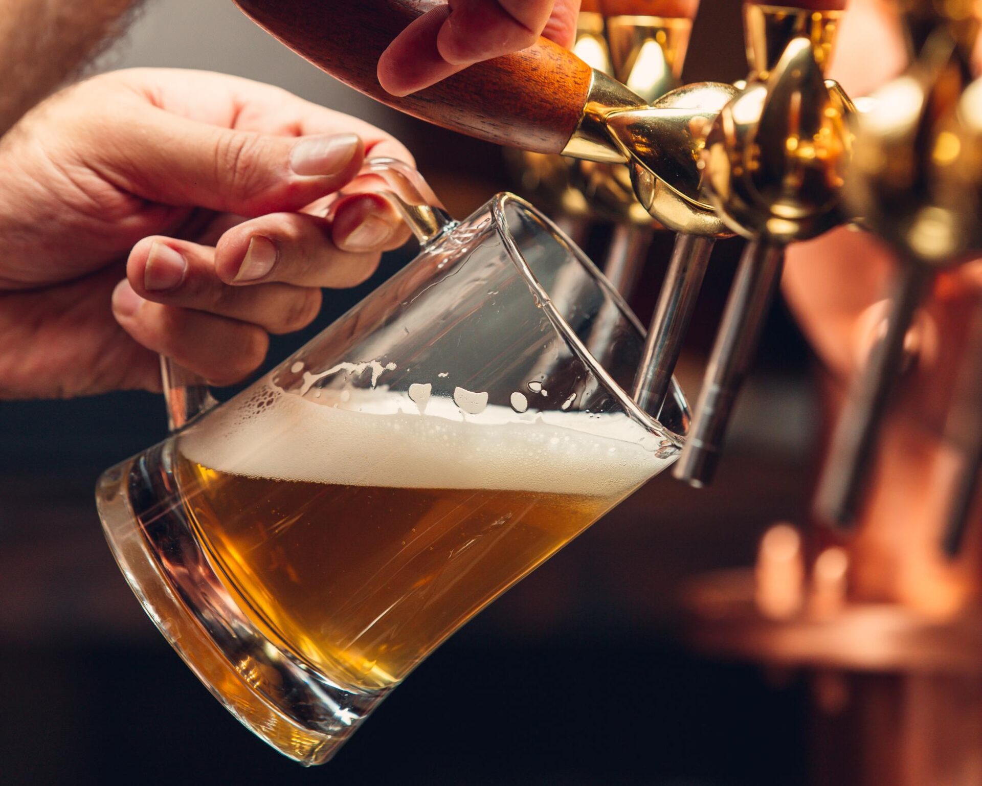 Cerveza ligera fresca en taza