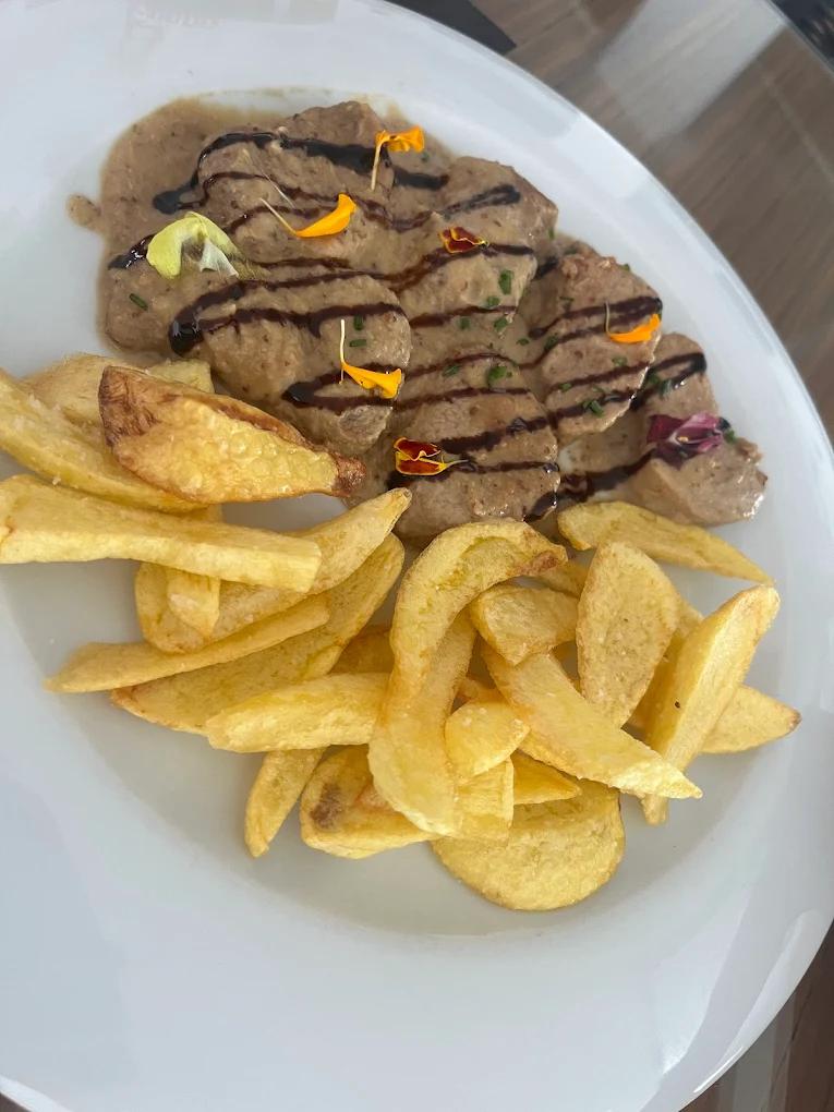 Gamusino ibérico y patatas caseras